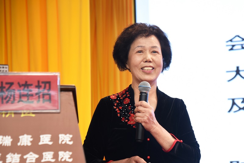 杨连招教授在讲课.jpg 杨连招教授在讲课.jpg