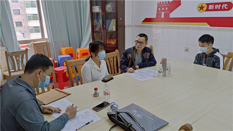 学员与用人单位交流签约.jpg