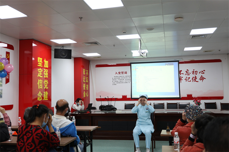 肿瘤科二区黄兰英护士长进行养肝明目功法教学.jpg 肿瘤科二区黄兰英护士长进行养肝明目功法教学.jpg