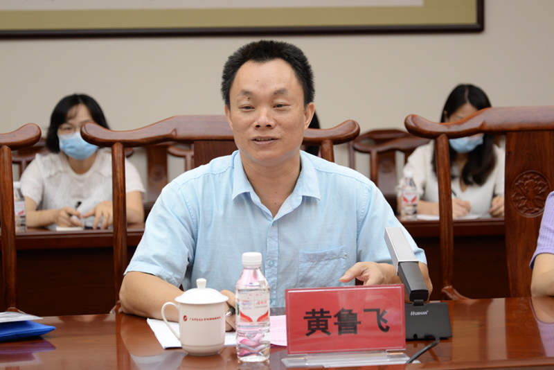 5黄鲁飞讲话.jpg 5黄鲁飞讲话.jpg