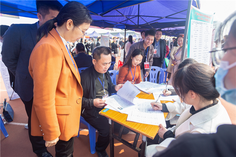 院长唐友明、党委副书记、副院长陈日兰现场面试,与学生亲切交谈.png
