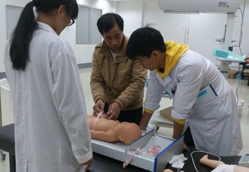 李日东副教授指导学生儿科基本技能训练