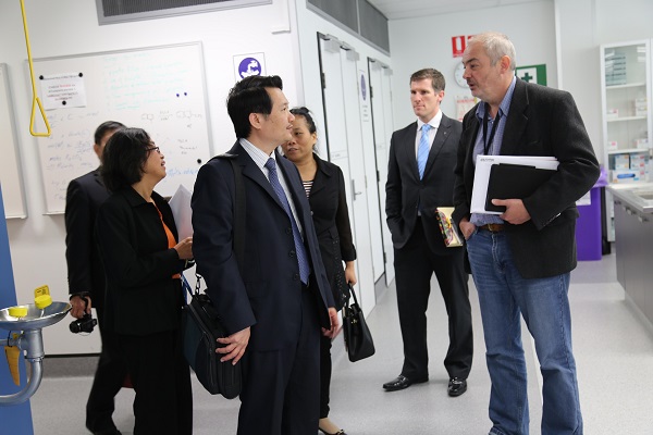 参观自然科学学院的化学实验室