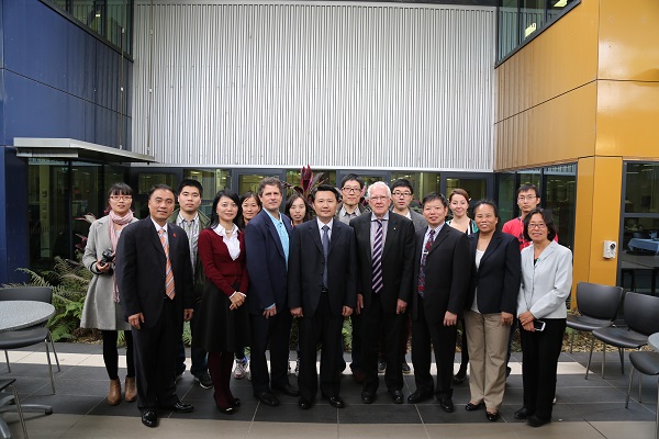 Ronald Quinn AM教授代表欧康纳校长欢迎beat365官网代表团,宾主合影