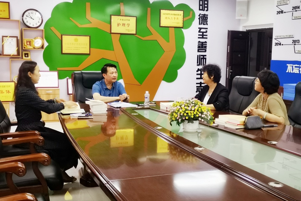 图片包含 桌子, 室内, 男人, 蛋糕

描述已自动生成