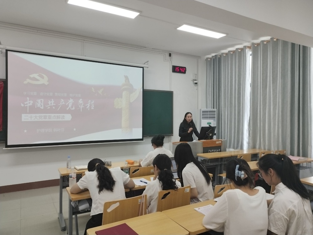 会议室里的人们

描述已自动生成