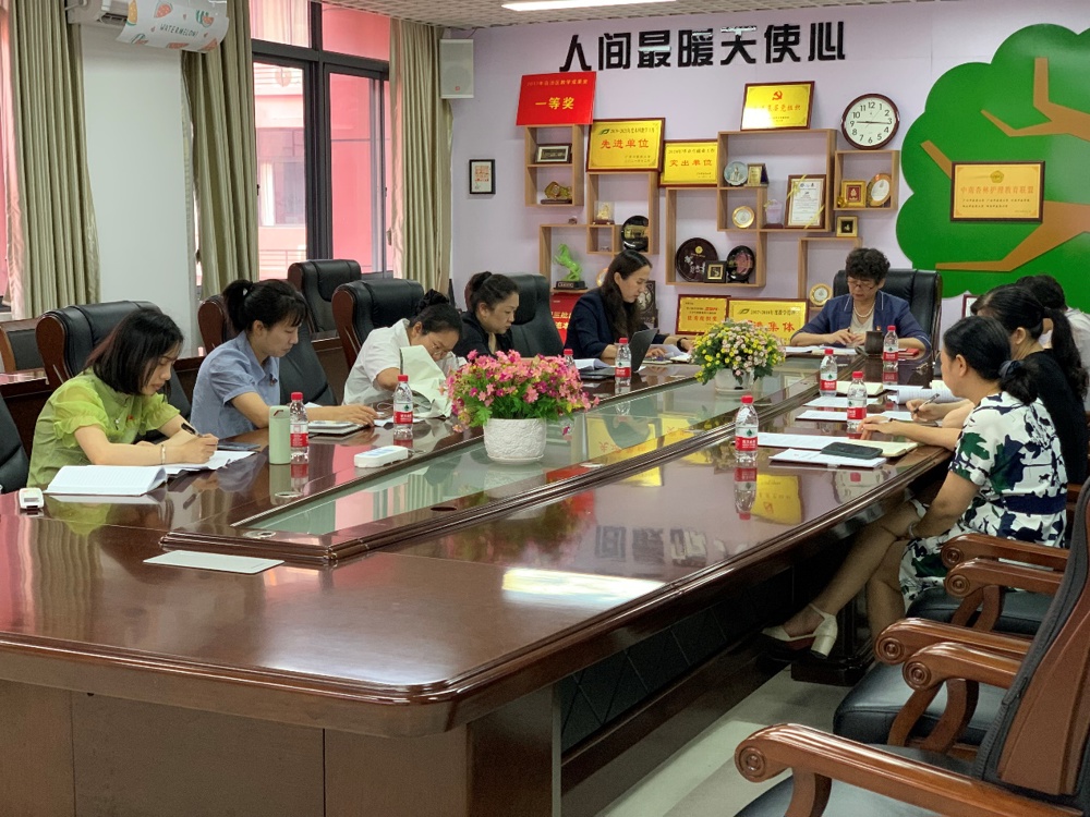 一群人在餐厅吃饭

中度可信度描述已自动生成