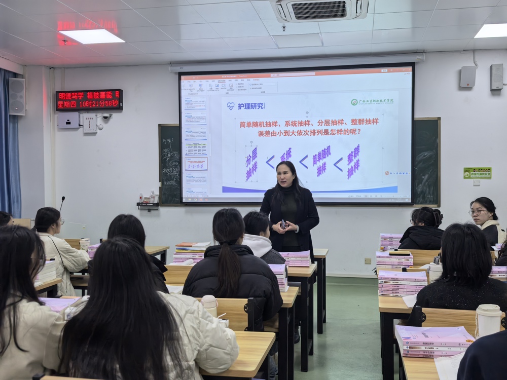 韩叶芬与同学们亲切交流