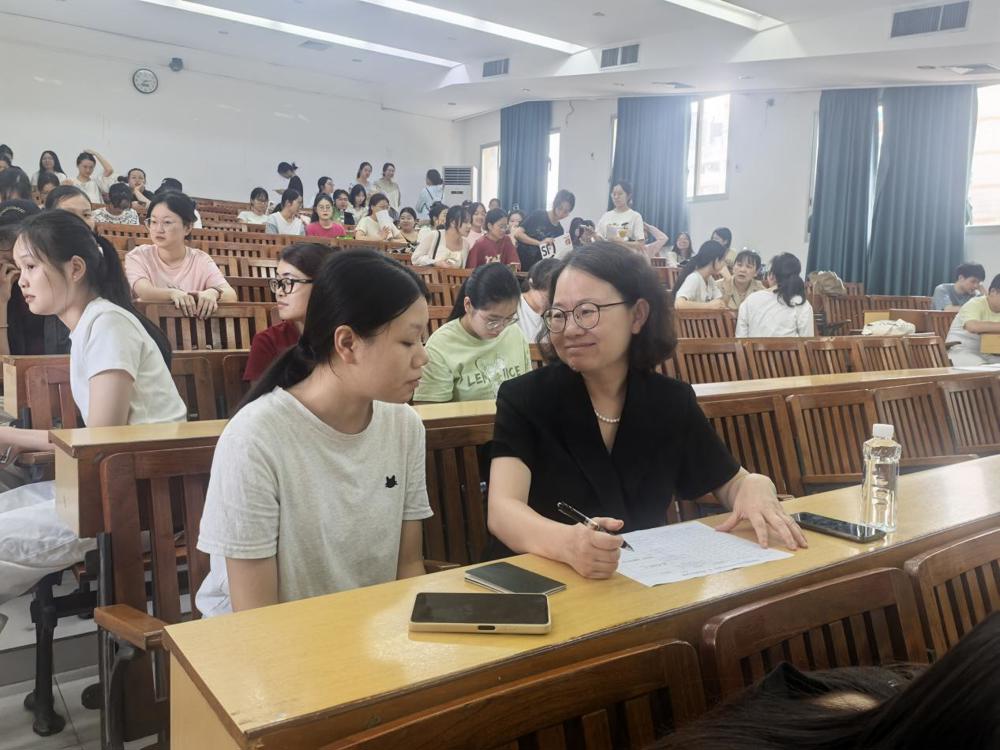 学院党委书记叶勇玲与毕业生“一对一”帮扶谈话