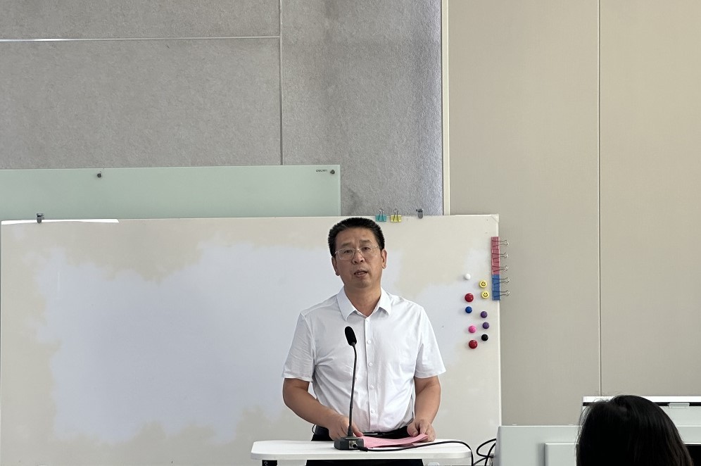 学校副校长岳桂华讲话