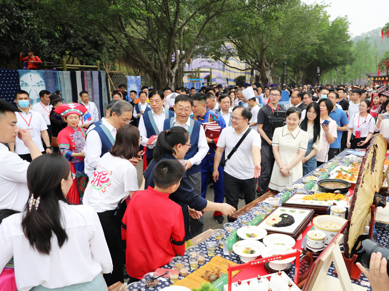 自治区党委书记、自治区人大常委会主任刘宁等领导参观附属瑞康医院展区 自治区党委书记、自治区人大常委会主任刘宁等领导参观附属瑞康医院展区