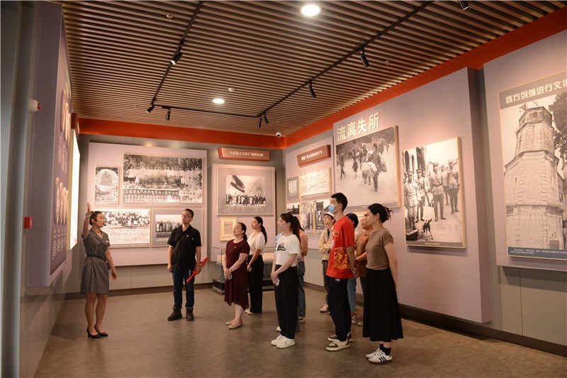 参观中国共产党广西历史展览