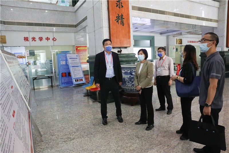参观医院普法宣传栏