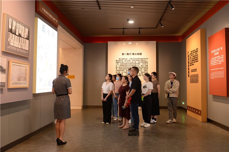 参观中国共产党广西历史展览