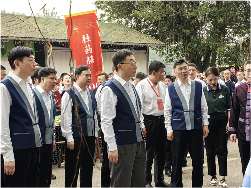 刘宁书记巡展药膳区