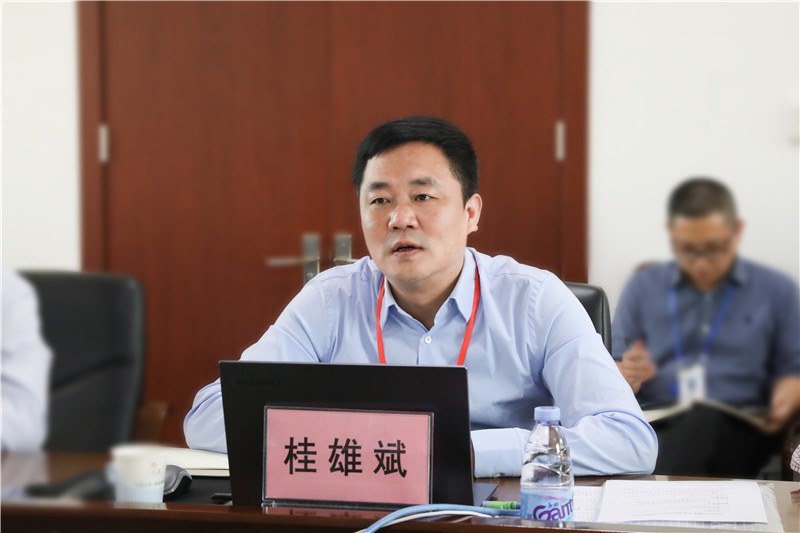 医院党委书记桂雄斌作汇报