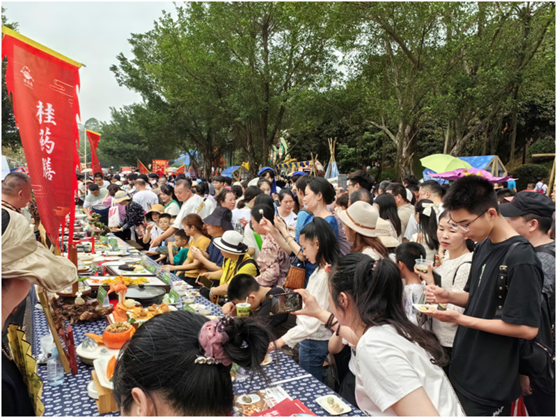 群众品尝药膳