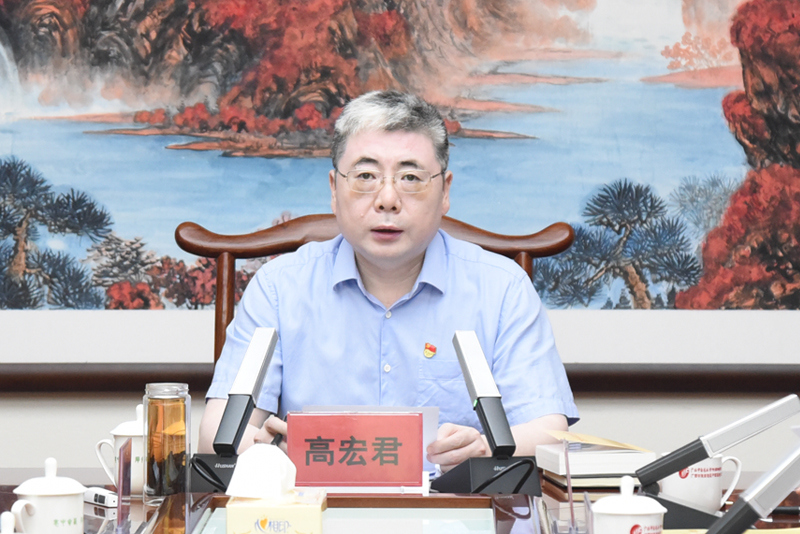 2高宏君书记主持会议并讲话.jpg 2高宏君书记主持会议并讲话.jpg