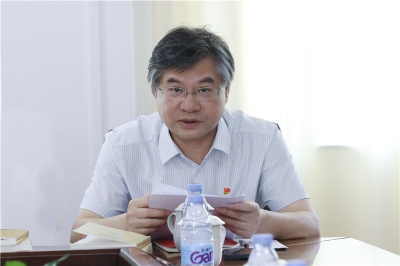 医院党委副书记、院长谢胜作中心发言