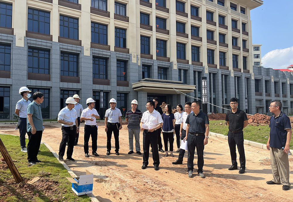 何刚亮总会计师到仙葫校区东南门现场办公 何刚亮总会计师到仙葫校区东南门现场办公
