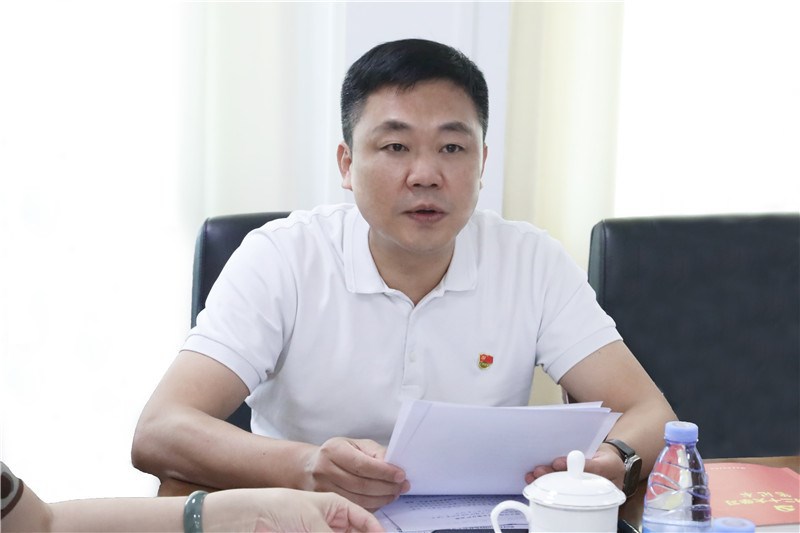 医院党委书记桂雄斌主持会议并作中心发言