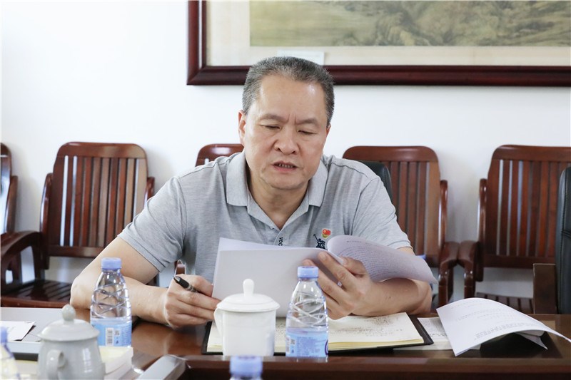 医院党委副书记、副院长钟远鸣作中心发言