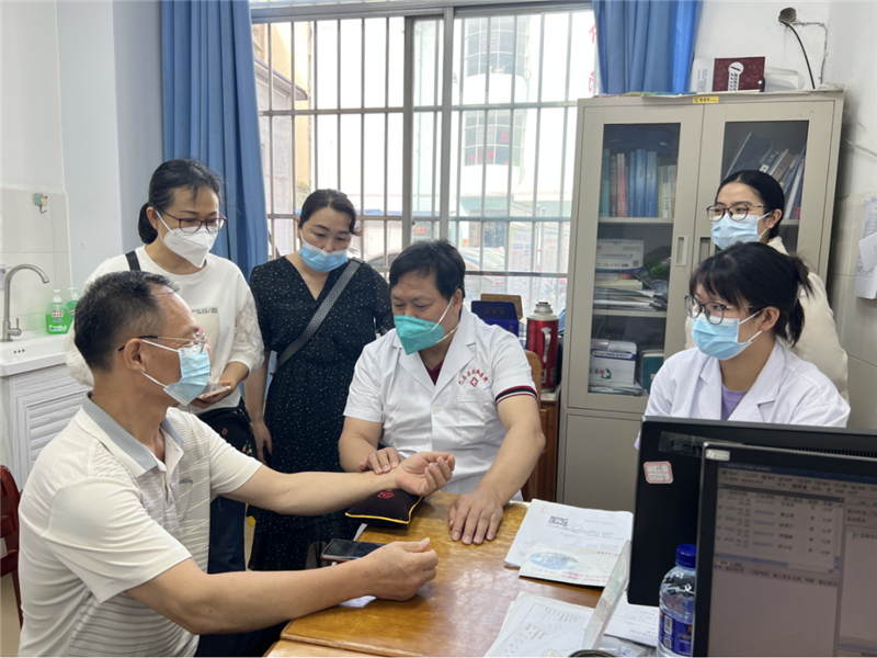 刘泰名中医为患者诊病