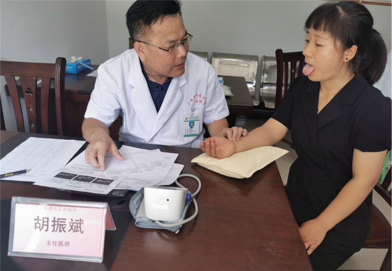 我院知名肝病专家胡振斌教授给村民诊病