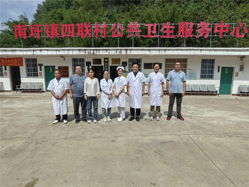 我院第一百零三批“轮值村医”专家与四联村驻村“第一书记”周雨晴及驻村队员、当地村医合影