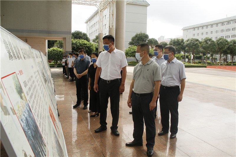 参观警示教育展板