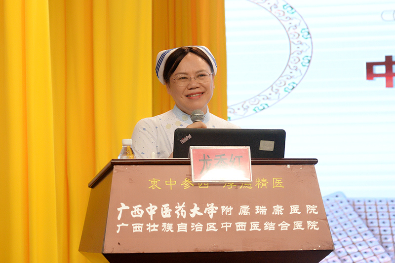 2护理部龙秀红主任主持开班仪式.jpg 2护理部龙秀红主任主持开班仪式.jpg