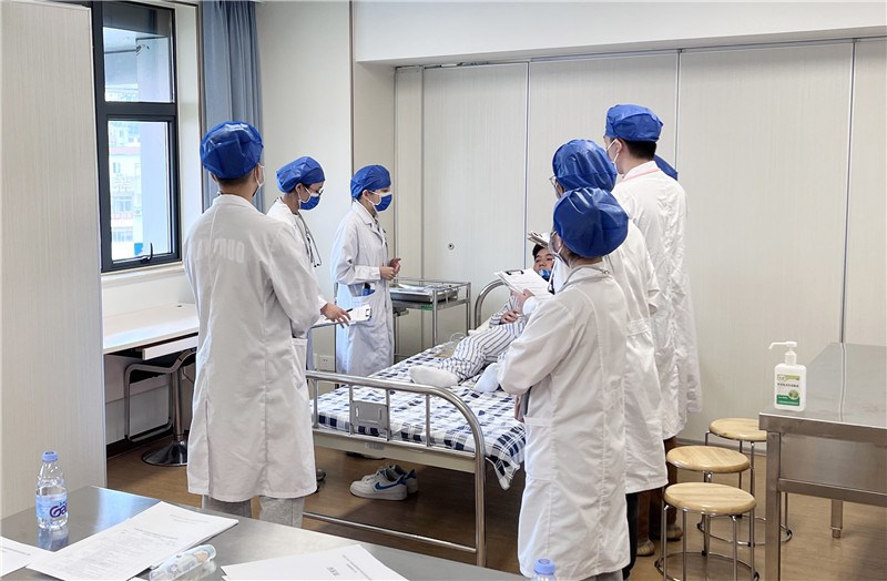 西医内科学教研室董芷辛团队在做床边查房