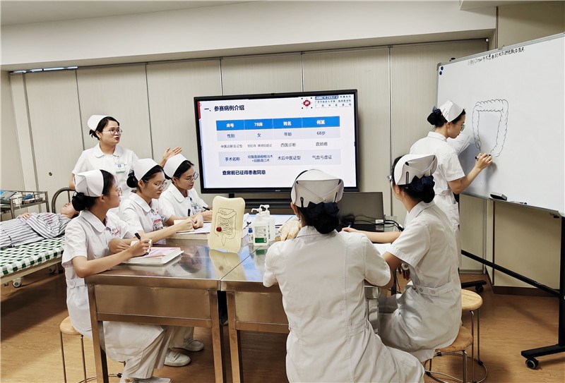 护理学教研室赵淋琪团队在做查房后讨论