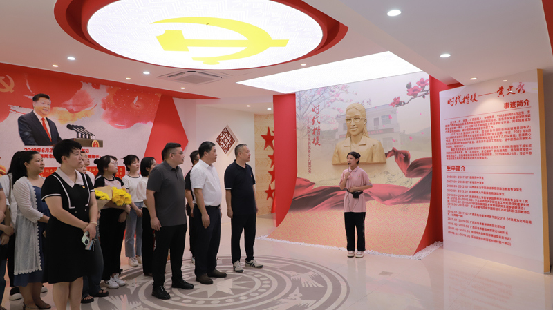 观看黄文秀同志先进事迹专题片 (2).jpg 观看黄文秀同志先进事迹专题片 (2).jpg