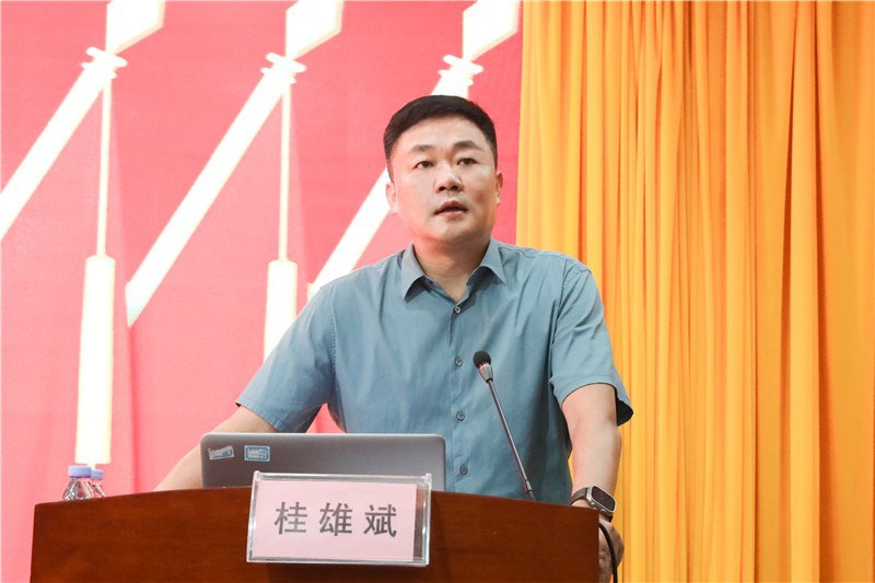 医院党委书记桂雄斌在会上作总结发言