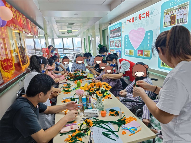 患者们在社工的带领下制作向日葵扭扭棒