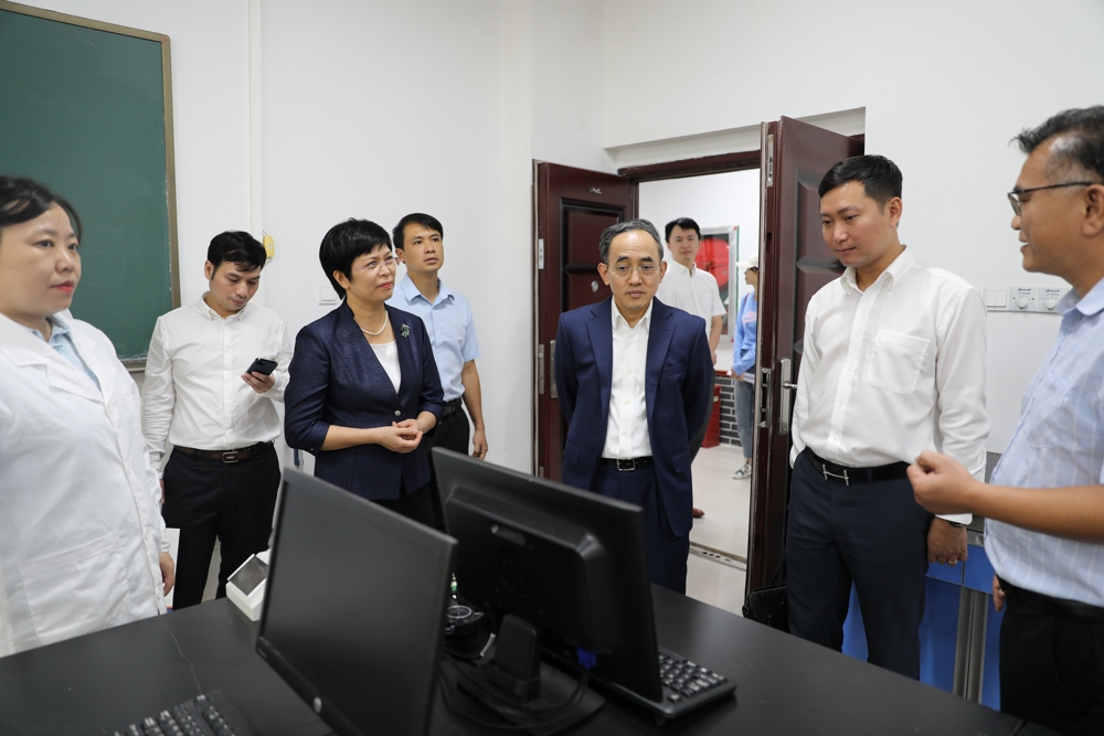 外宾参观beat365官网教学实验中心