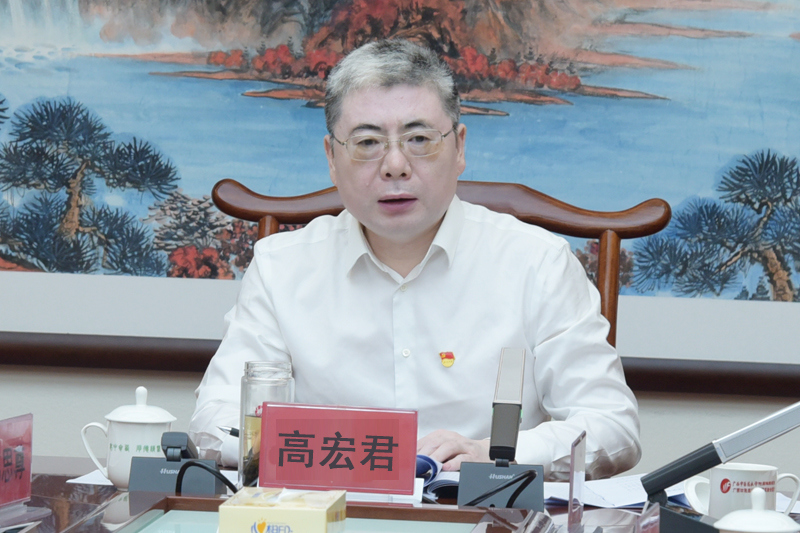2高宏君书记主持会议并讲话.jpg 2高宏君书记主持会议并讲话.jpg