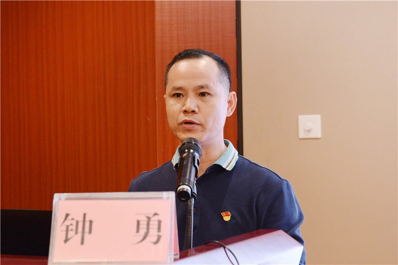 仁爱分院院长、第一党支部书记钟勇作专题授课