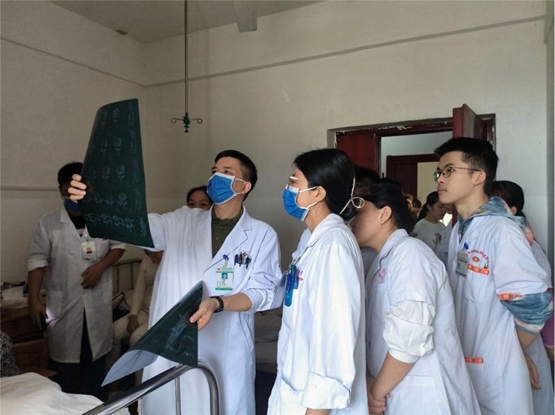 广西名中医何育风在教学查房现场为疑难病例患者治疗并现场教学