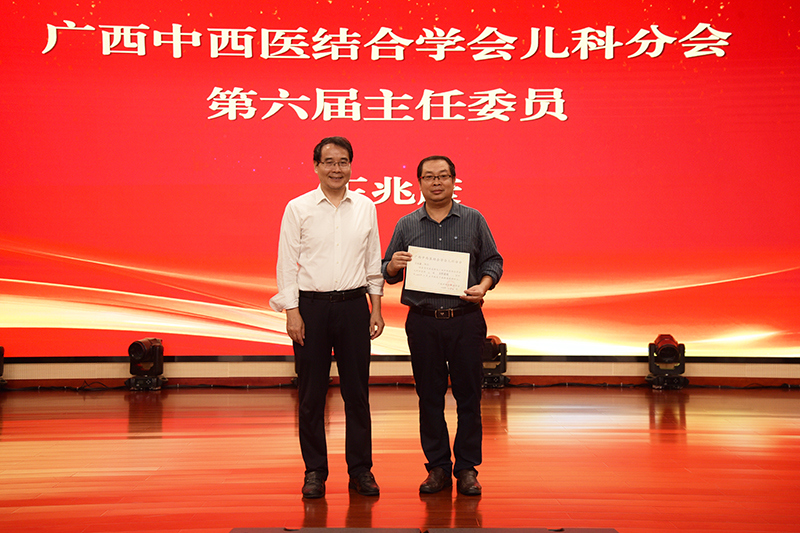24黄波夫秘书长为王兆康主任颁发儿科分会主任委员证书.jpg 24黄波夫秘书长为王兆康主任颁发儿科分会主任委员证书.jpg