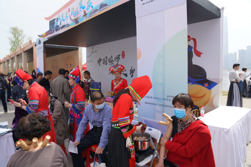 桂鄂文化旅游联合推广会、桂鄂非遗精品艺术展演活动上武汉市民零距离感受壮医竹罐疗法。beat365正版唯一入口必一供图