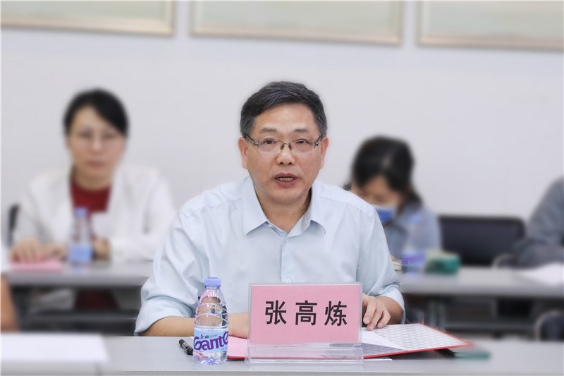 医院副院长张高炼宣读聘文