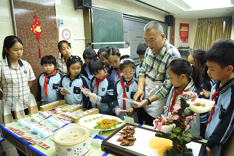 7孩子们来到展示台前学校.jpg 7孩子们来到展示台前学校.jpg