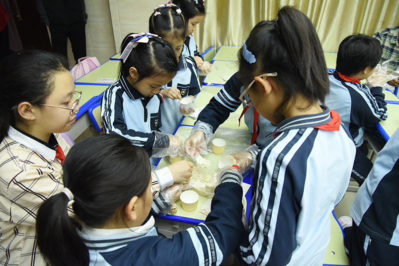 5孩子们制作.jpg 5孩子们制作.jpg