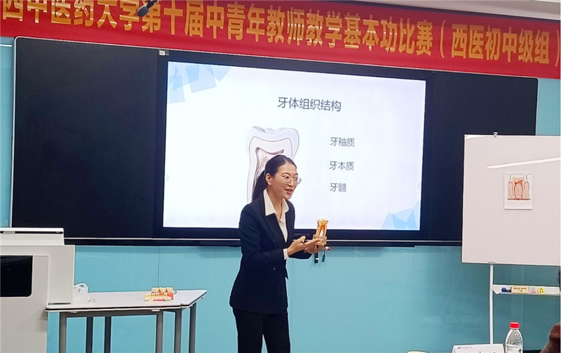 口腔科学教研室韦雪柳老师在比赛现场作教学演示
