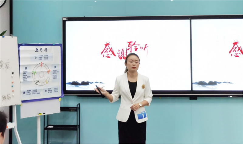 中医内科学教研室唐秋媛老师在比赛现场作教学演示