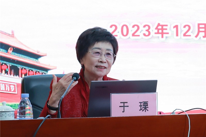 自治区决策咨询委员会咨询专家、自治区人民政府督学,教授、博士生导师于瑮教授讲授专题党课