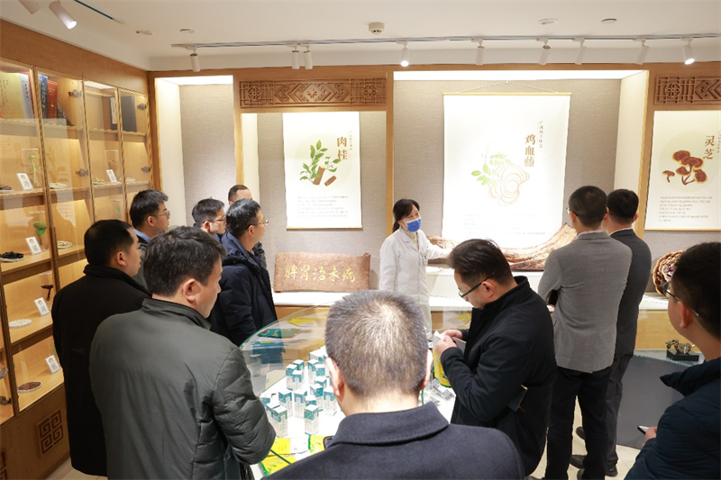 参观中医健康管理中心,了解中医导引养生、儿童健康管理、女性生殖健康管理、中医外治疗法及中医药文化科普开展情况