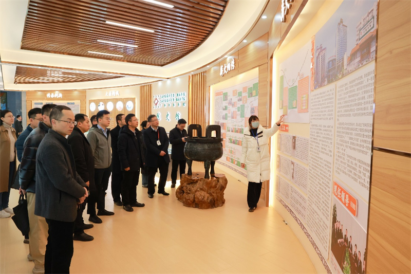 参观院史馆,了解医院发展历程
